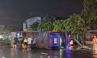 Hiện trường vụ lật xe tải.