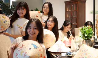 Cafe vẽ nón lá - Điểm hẹn văn hóa mới của giới trẻ cận kề ngày Đại lễ