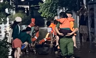 Công an Khánh Hòa giúp dân vượt lũ trong đêm