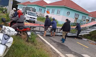 Cổng chào xã Đam Rông 2 bị gãy đổ.