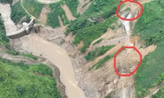 Một ô tô bán tải chở ba người nghi bị vùi lấp trong vụ sạt lở ở Lào Cai