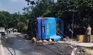 Lật xe khách ở Lào Cai, 9 người thương vong