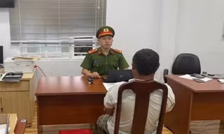 Con rể bị lập biên bản, cha vợ cầm dao dọa CSGT