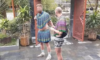 Chấn chỉnh khách Tây mặc váy H'Mông nhảy múa lố lăng
