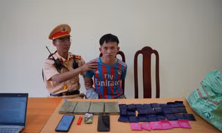 Bắt đối tượng vận chuyển 4 bánh heroin và 6.000 viên ma túy