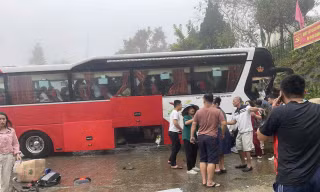 Kinh hãi xe khách chở 36 người trôi trên đường đèo Ô Quy Hồ rồi đâm vào trường học