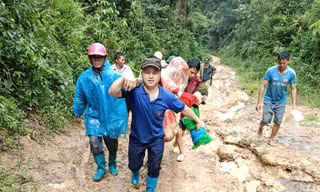 Mưa lũ ở Điện Biên, thanh niên tiếp cận bản sâu trong vùng nguy hiểm
