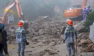 Tại hiện trường có hàng ngàn tấn đất đá bị sạt lở, tràn xuống đường. Chính quyền lập chốt, không cho người dân đi lên núi.