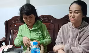Nhặt được túi vàng giữa dòng lũ, vợ chồng ở Nha Trang tìm trả lại cho người mất