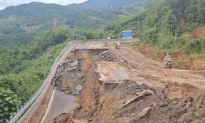 Đèo Khánh Lê nối Nha Trang - Đà Lạt sạt lở khắp nơi, khi nào mới thông xe?