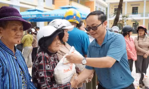 Báo Tiền Phong và nhà hảo tâm tiếp sức người dân miền núi Khánh Hòa sau lũ