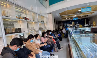 Lý do nhiều người 'quay xe' khi vừa tới tiệm vàng