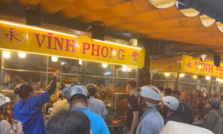 Khách xếp hàng dài chờ mua vịt quay ăn Tết Độc lập