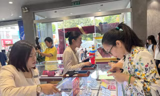 Nhiều người ngỡ ngàng vì mua vàng quá dễ 