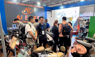 Xe điện Trung Quốc đổ bộ, người dân TPHCM tấp nập đến chạy thử