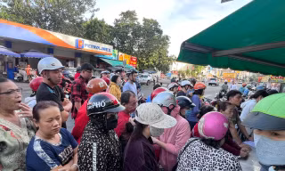 Xếp hàng mua gà luộc, vịt quay cúng ‘hóa vàng’ mùng 3 Tết