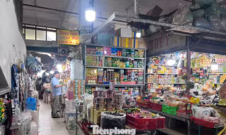 ‘Lệch pha’ mua sắm dịp lễ: Chợ đìu hiu, siêu thị không chỗ chen chân