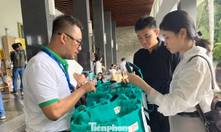 Ấn tượng những món quà tái chế từ... rác