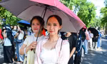 Bất chấp nắng nóng, khán giả xếp hàng kín phố Lê Thái Tổ và Hàng Trống