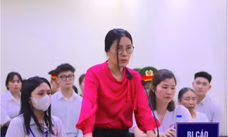 Xử công khai cô Hiệu trưởng thu 15.000 tiền học thêm: An ninh thắt chặt, âm thanh phòng báo chí bị ngắt
