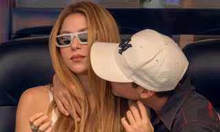 Nụ hôn dành cho Shakira trên khán đài World Cup gây sốt
