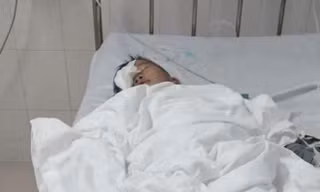 Học sinh nguy cơ hỏng mắt do bạn chọc trúng.