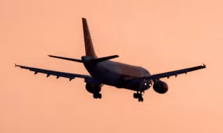 Drone khổng lồ 'áp sát' máy bay Airbus 320