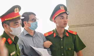 Cảnh sát dẫn giải cựu Phó Chủ nhiệm Văn phòng Quốc hội Phạm Thái Hà đến tòa