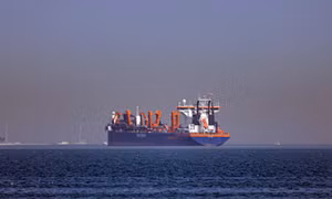 Một tàu hàng neo đậu ngoài khơi bờ biển Dubai, Các Tiểu vương quốc Ảrập Thống nhất, ngày 1/3/2026. Ảnh: EPA.