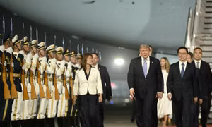 Tổng thống Mỹ Donald Trump được Phó Chủ tịch Trung Quốc Hàn Chính đón tại sân bay quốc tế Bắc Kinh ngày 13/5/2026. Ảnh: Getty Images.