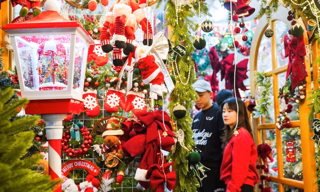 Hà Nội: Tránh cảnh chen chúc ở Hàng Mã, người dân đổ về phố Tôn Thất Tùng sắm Noel