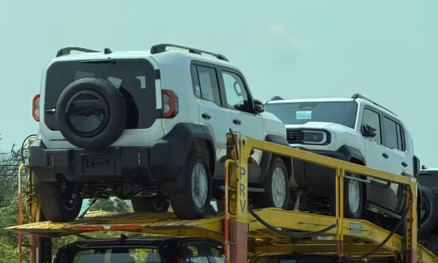 Toyota Land Cruiser cỡ nhỏ lộ diện trên phố trước ngày ra mắt