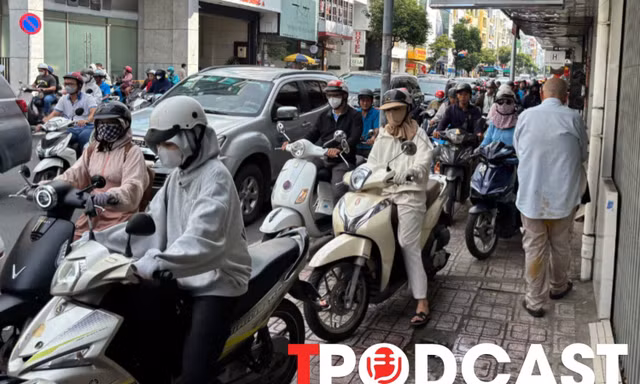 Đi xe máy trên vỉa hè bị xử phạt thế nào?