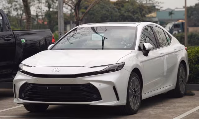 Toyota Camry giảm giá cả trăm triệu đồng