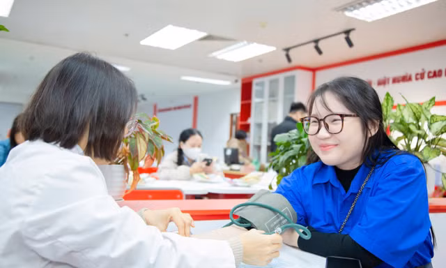 Hàng trăm bạn trẻ vượt mưa rét đi hiến máu