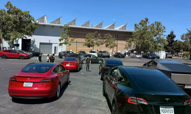 Tesla cho khách ‘xếp hàng online’ để sạc xe điện