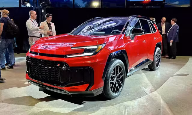 SUV ăn khách nhất của Toyota bán kênh giá hàng nghìn USD