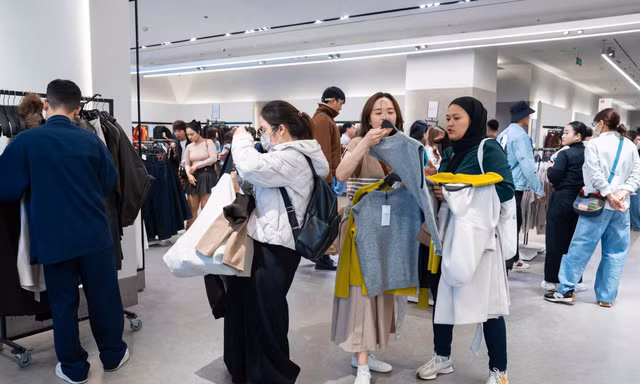 Chen chân 'săn sale' Black Friday từ sáng đến đêm 