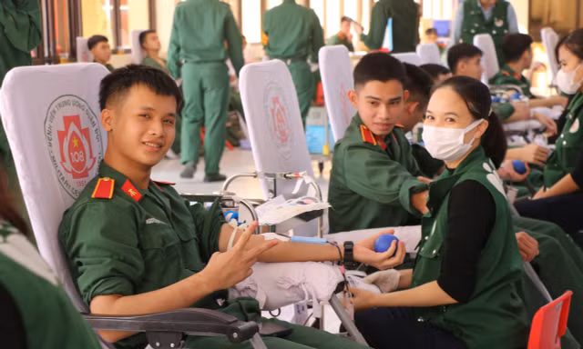 Tuổi trẻ Học viện Kỹ thuật Quân sự : Tự hào khoác áo lính, sẵn sàng sẻ chia 'giọt hồng'