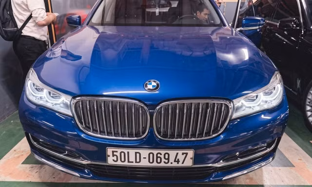 Giảm giá 2 xe sang của bà Trương Mỹ Lan để đấu giá lại