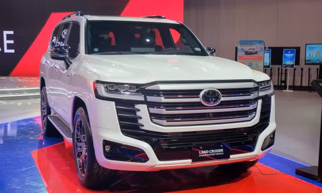 Toyota Land Cruiser Hybrid cập bến Đông Nam Á giá gần 3 tỷ, chờ ngày về Việt Nam