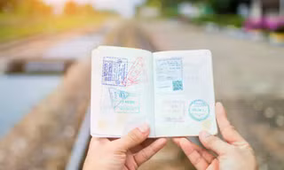 Nhiều nước sắp bỏ đóng dấu hộ chiếu, xuất nhập cảnh thế nào?
