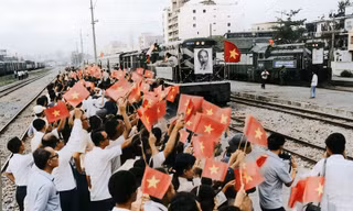 Lần đầu tiên có bộ ảnh màu Bác Hồ đi chuyến tàu đặc biệt cách đây 79 năm 