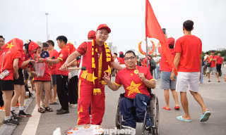 Cổ động viên đặc biệt đến Mỹ Đình cổ vũ tuyển Việt Nam