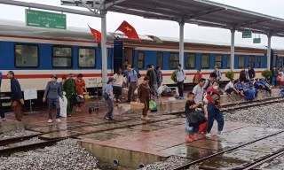 Do mưa lũ kéo dài, từ ngày 27 đến 29/10, đường sắt tạm dừng chạy 17 đoàn tàu khách. Ảnh: VNR.