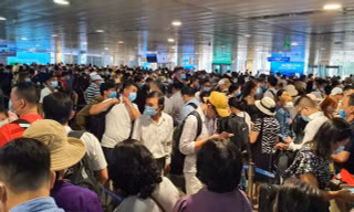 'Sốt nóng' giá vé máy bay, tàu xe Tết 