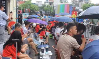 'Hốt bạc' nhờ bán nước, cho thuê ghế xem diễu binh, diễu hành