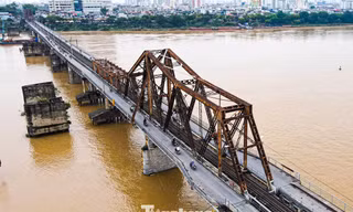 Thông tàu qua cầu Long Biên sau hơn 1 tuần gián đoạn