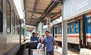45 chuyến tàu khách Bắc - Nam phải tạm dừng vì bão