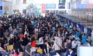 Hà Nội: Ga tàu, sân bay nườm nượp người sau Tết